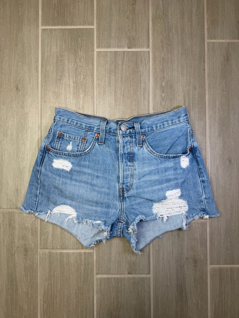 Levi 501 High-Rise  Button Fly Distressed Cut-Off Denim Shorts  Women Size W26